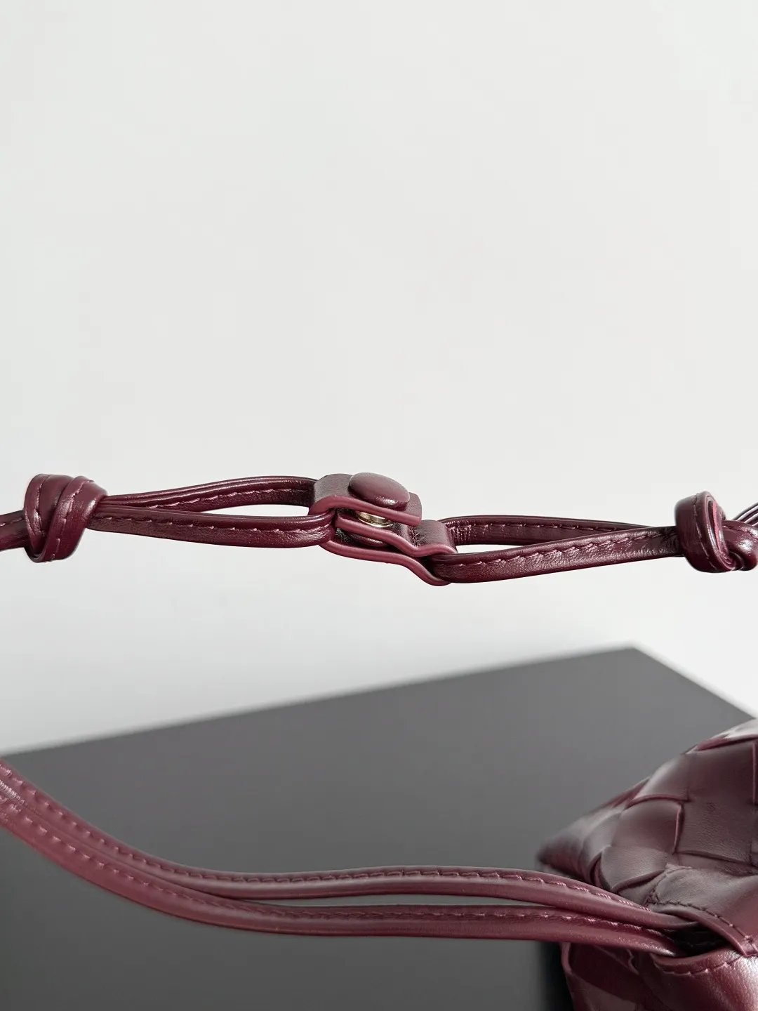 Batch 1560 Armpit bags have become a fashionable item that every girl has in their hands in recent years🛍️. The elegant and simple style has won the love of many people of different ages. However, there is an unavoidable trouble with armpit bags, that is, the capacity is too small, and BOTTEGA VENETA’s new Dustbag Considering people's travel needs, the capacity of garbage bags has been greatly upgraded. Folding umbrellas, water cups, and girls' makeup powder and lipstick can all be accommodated. It is very light and resistant to dirt. Even if you have a lot of things when traveling, it can reduce the burden to a certain extent. The shoulder straps are buckled and can be changed at will. It can be used for hand holding or as the liner of a large bag. After the drawstring is drawn, it looks like a cloud bag. It is very suitable for concave styling when traveling in summer🙋🏻‍♀️ Style number: 796728 Size: 32*23*1cm